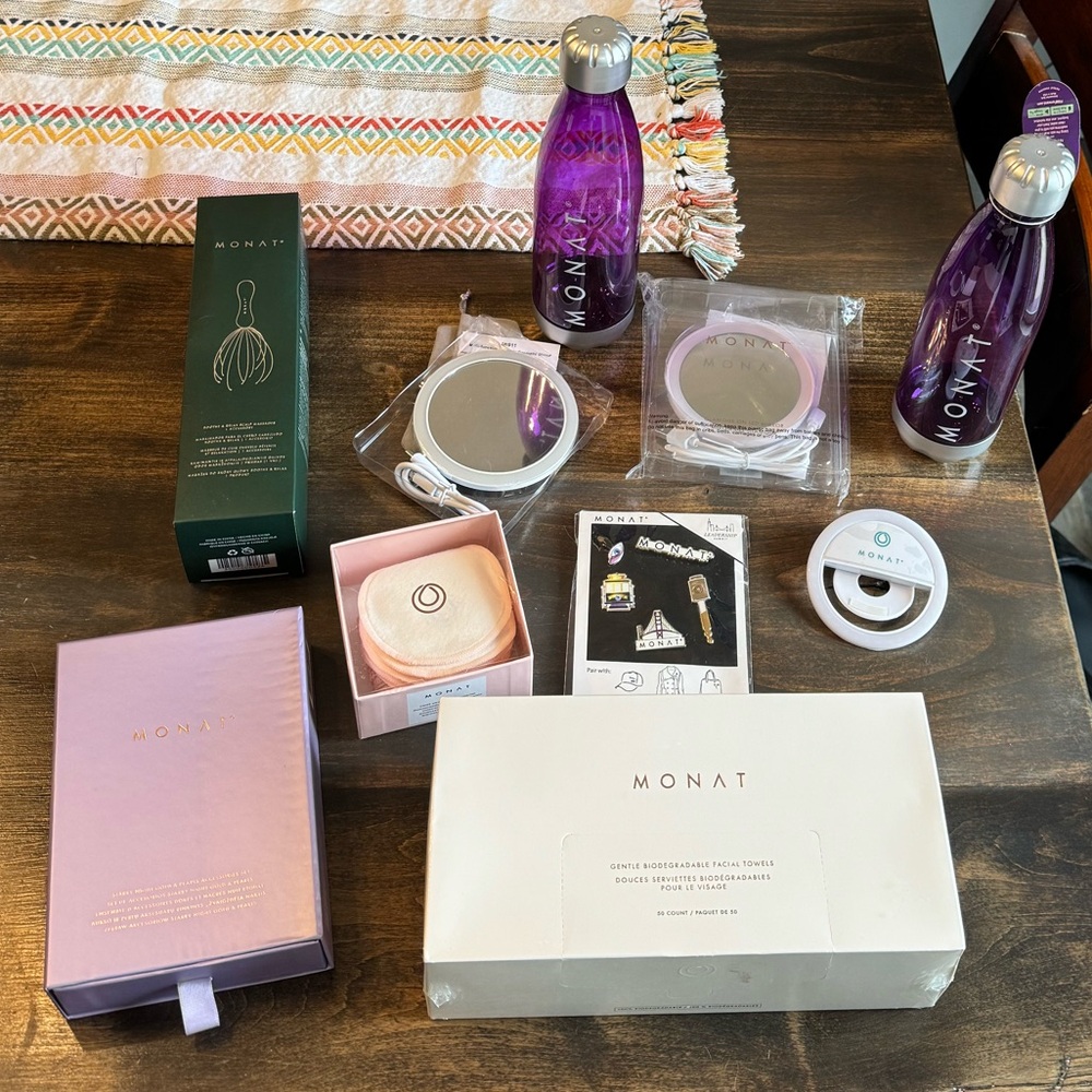 Monat Accessories
